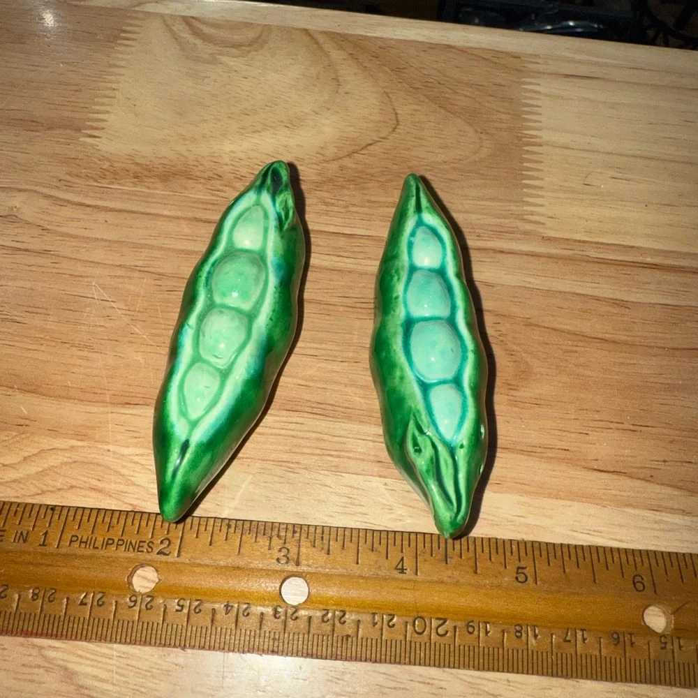 Green Pea Pod salt and pepper shakers vintage Japan